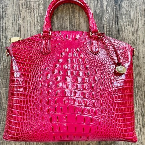 Brahmin Handbags - Brahmin Purse. In excellent condition. Has crossbody strap.